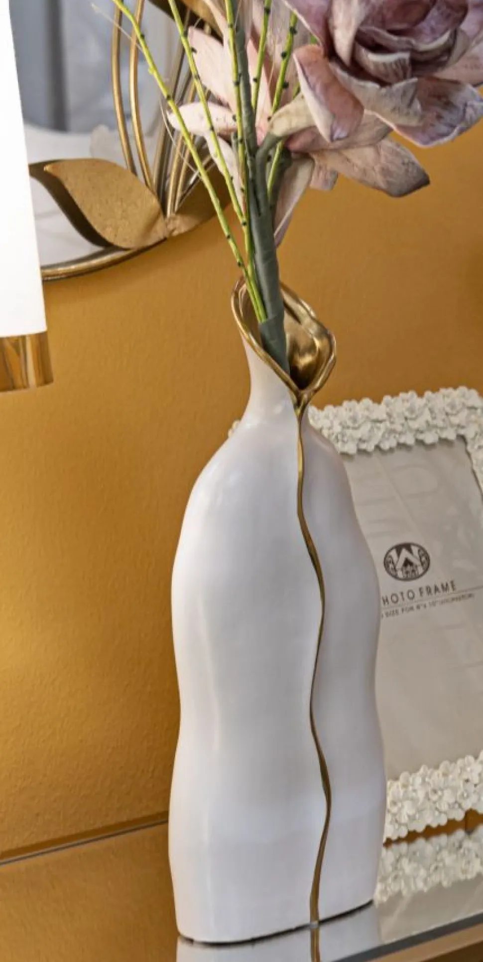 Vase sinueux en céramique blanche et détails dorés
