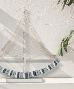 Voilier en bois massif avec voile en tissu et coque multicolore
